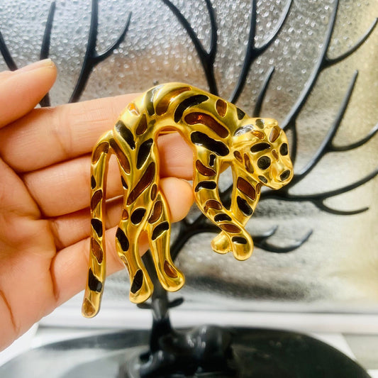 Panther pin