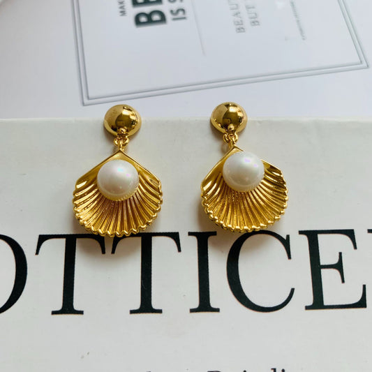 Pearls gold earring